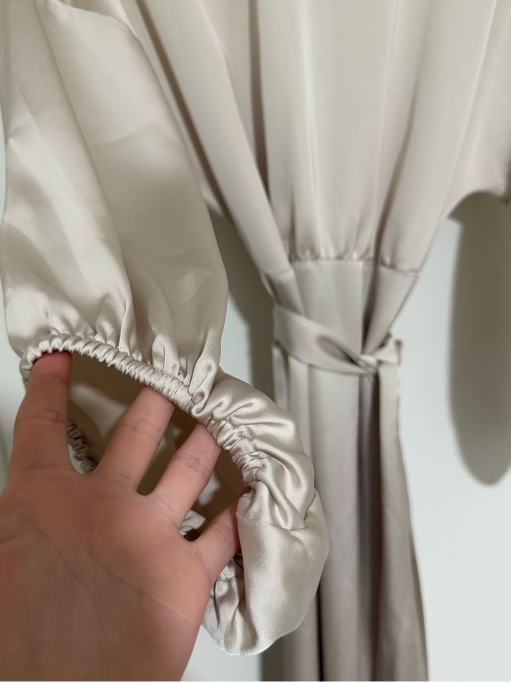 H&M Silky satin midi/maxi cream dress with balloon sleeves and waist tie - Picture 7 of 11